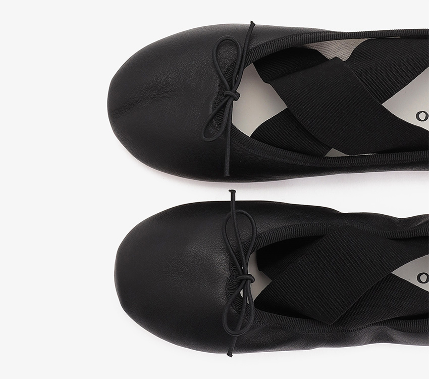 【Toteme】ミニマリスト 10mm ベルベット バレリーナ Lisbeth バレエフラット｜シューズ | セール | Repetto